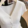 Estilo Minimalista Branco Novo Verão 2026 Camisa com Decote V e Barra Fendida Manga Curta Top Feminino, Estiloso e Adequado para o Trabalho