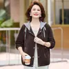 Chaqueta corta de mezclilla para madres petite, colección de otoño, ropa para mujeres de mediana edad y mayores, chaqueta con capucha casual de primavera y otoño