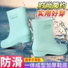 Botas de lluvia elegantes de media pantorrilla para mujer, impermeables y resistentes al desgaste, adecuadas para todas las estaciones, con forro cálido de vellón, suelas planas y diseñadas para usar en la cocina o como zapatos casuales.