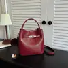 Bolso tipo cubo vintage desgastado 2026 otoño e invierno nuevo bolso de mano de moda con cierre de candado bolso versátil casual de hombro y cruzado para el trabajo