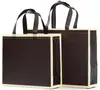Bolsa no tejida en stock Impresión a color de película Bolso de mano para llevar ropa a domicilio Regalo publicitario Bolsa de compras promocional al por mayor