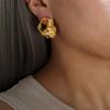 Pendientes de temperamento plisado con relieve hueco y personalidad exagerada de moda retro tailandesa, venta al por mayor, para niñas, de acero de titanio transfronterizo