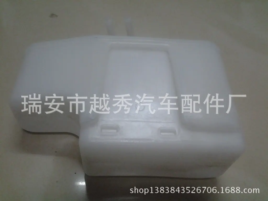 风窗洗涤器喷水壶。溢水壶