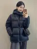 Jaqueta de Algodão com Penas Rosa para Mulheres, Estilo Curto, Novo Modelo Inverno 2025, Casaco Petite com Capuz, Jaqueta Puffer Doce