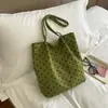 Bolsa feminina de veludo cotelê, nova coleção de outono 2026, design moderno de bolinhas, bolsa tote de grande capacidade para o dia a dia, bolsa de ombro