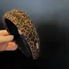 Faixa de Cabelo Irregular com Estampa de Leopardo Nova Coreana Design Original Faixa de Cabelo com Letra e Strass Clássico Ins Versátil Grampo de Cabelo