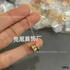 V Jinbaojia Cnc Colar de Mola Novo Modelo Pessoas Vermelhas Pequenas Edição Beneficente Cerâmica Preta e Branca Cintura Fina V Dourado Espesso Banho 18K