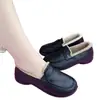 Sapatos slip-on de couro macio para mulheres, nova coleção outono/inverno 2026, forrados com fleece para aquecimento, design fofo, sola plana, mocassins fáceis de calçar, sapatos de algodão
