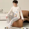 Pijama para hombre de algodón puro al por mayor, nuevo estilo de otoño, manga larga, pantalón largo, cuello redondo, conjunto de dos piezas de ropa para casa con dibujos animados, se puede usar fuera