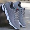 Fabricantes en nombre de los zapatos casuales de hombre nuevos de primavera y verano, cómodos, de suela blanda, zapatillas tejidas voladoras, zapatos para correr con cordones