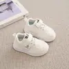 Tênis de lona infantis 2025 primavera novo estilo meninos meninas bebê sapatos de jardim de infância sapatinhos brancos sapatos para caminhar