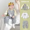 Macacão de Bebê Outono Novo Estilo Moda para Menino Fato Dividido Elegante de Três Peças Roupas de Menino Roupas Casuais para Passeio Primavera e Outono Tendência