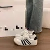 Tênis de treino retrô alemão prateados muito estilosos para mulheres, novo modelo outono 2026, tênis esportivo casual branco versátil estilo coreano com sola fina