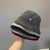 Chapéu de Pescador de Malha Estilo Coreano Outono e Inverno com Etiqueta M para Mulheres, Moda Versátil de Camada Dupla Vazada, Aba Larga, Afina o Rosto, Copa Pequena