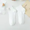 Meias Meias Curtas Femininas Ins Trendy All-match Primavera e Outono Cano Baixo Raso Exterior Wear Cyber Celebridade Letra C Bordada Meias Curtas Meias Brancas