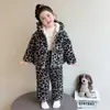 Conjunto de Pijama Quente para Meninas, Inverno, Três Camadas de Lã Grossa, Chapéu de Inverno Infantil com Orelhas, Estampa de Leopardo, Pelúcia, Roupa de Casa, Tendência