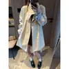 Além disso, o novo modelo de outono é um trench coat simples e elegante com gola alta de um botão, cinto na cintura e mangas emendadas MQ1695