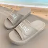 Chinelos de Pneu com Solado Grosso Eva com Letras para Interior e Exterior, Sandálias de Solado Grosso para Praia e Exterior, Sapatos de Casal para Mulheres