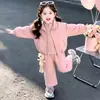 Conjunto de Roupa para Meninas Primavera e Outono 2026 Nova Moda Estilo Coreano Jaqueta com Capuz Calça Casual Roupa de Trabalho Conjunto de Três Peças de Outono