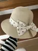 Chapéu de Palha com Laço de Bolinhas Estilo Hepburn para Mulheres, Nova Moda Versátil de Verão para Praia, Chapéu Bucket de Alta Qualidade para Proteger do Sol
