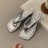Chanclas de cuña con estampado de leopardo de moda para mujer, calzado de verano para exteriores, nuevo modelo 2026, que aumenta la altura, sandalias de playa versátiles