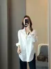 ¡100% algodón! Confeccionada expertamente con cintura plisada, esta camisa lisa de manga larga y corte holgado para mujer es estilizada y versátil.