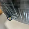 Sitio de construcción temporal móvil portátil caja vacía exterior con puerta interior con pies caja eléctrica amarilla enchufe toma de corriente