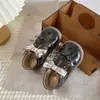 Sapatos rasos de couro pequenos estilo Mori para meninas sandálias fechadas com recortes 2026 Verão Novo Sapatos de Princesa Estilo Pastoral para Meninas Pequenas