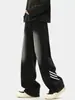 Calça jeans retrô vermelha com três listras oblíquas, estilo americano, com visual urbano, corte reto e costura lateral. Calça moderna e estilosa.