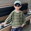 Sudadera Rayada de Otoño para Niños 2026 Nueva Elegante Estilo Callejero para Niños Pequeños Top Fresco Ropa de Otoño para Niños Capa Base