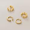 Hay un clip para oreja de estrella de doble capa bañado en oro estilo palacio sin agujeros para orejas para usar en ropa plegable personalidad clip para oreja hueco de diamante