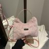 Bolsa feminina outono e inverno bolsa de pelúcia fofa 2024 novo estilo bolsa de axila all-match design de nicho bolsa crossbody