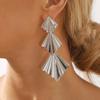 E12939 Pendientes de personalidad sencilla europeos y americanos, diseño irregular largo, forma de abanico plegable, pendientes triangulares versátiles