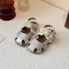 Sapatos de Princesa Novos para Meninas Verão 2026 Estilo Coreano Sandálias Fechadas na Ponta Tendência Sola Macia Antiderrapante Versáteis da Moda