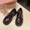 Mocassins com Solado Grosso de Temperamento Feminino 2026 Outono Novo Estilo Combine com Saias Sapatos Baixos Fashionáveis Versátil para o Trabalho Estilo Japonês Sapatos Pequenos de Couro