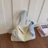 Bolsa tote floral em relevo verde menta clara, bolsa de ombro estilo coreano para jovens senhoras, oferecendo uma sensação suave e refrescante para passeios de verão