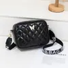 Bolso de mano para mujer con patrón de diamantes y decoración de mariposas estilo coreano, bolso de cámara moderno con correa ancha, bolso cruzado para el día a día del commuter, al por mayor