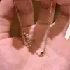 Pulsera de Hebilla de Herradura con Diamantes Completos de Rubí Vintage de Lujo Ligero de Gama Alta, Accesorio de Mano Versátil Elegante de Moda Simple Exquisito de Nicho