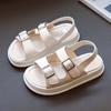 Sandálias Vazadas Lisas Infantis 2026 Novo Estilo de Verão Sapatos de Praia para Meninas Bebê com Velcro Sapatos Antiderrapantes para Meninos