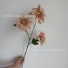 Nueva flor artificial de crisantemo Xiaoli de 3 cabezas para bodas, salón de bodas, hilera de flores, camino de plomo, arreglo floral, decoración, mesa de hogar, exhibición de flores