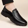 Novos Sapatos de Couro Masculinos de Primavera, Sapatos Casuais Respiráveis e Versáteis, Sapatos Formais de Negócios Estilo Britânico, Tênis Slip-On
