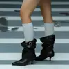 Botas negras de moda y con estilo hasta la mitad de la pantorrilla para mujer, combinadas con una falda, son geniales y chic, con tacones altos y punta fina