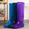 Botas de lluvia sin malla resistentes al olor para mujer, zapatos de agua de suela gruesa con forro de algodón, zapatos de goma antideslizantes de tubo alto de moda para invierno para uso en exteriores