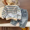 Conjunto de Ropa de Otoño Nuevo 2026 para Niños Sudadera con Rayas Azules y Blancas Dibujos Animados Moda Infantil Cuello Redondo Jeans Casuales Modernos