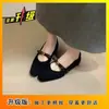 Sapatos Mary Jane quadrados retrô estilo francês, novo modelo 2025 com laço de camélia, sapatos Mary Jane peludos para o trabalho