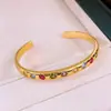 Pulseira Aberta Triângulo em Zircônia Banhada a Ouro Real para Mulheres Design de Pulseira de Luxo Leve e de Alto Padrão Joia de Mão Versátil Exquisita