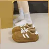 Chinelos fofos, de sola grossa e tamanho grande para mulheres, nova coleção de inverno 2026, forrados com fleece para aquecimento, sapatos casuais de algodão versáteis em estilo de treino alemão