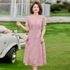 Vestido de verão para mulheres de meia-idade e idosas, novo vestido de malha bordada respirável de manga curta e comprimento médio, vestido emagrecedor para mães