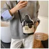 Bolso Pequeño Versátil Retro para Mujer 2026 Nuevo Bolso de Mano Bolso Cubo de Gama Alta Versátil Bolso Cruzado de Hombro Casual