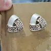 Pendientes de Leopardo con Goteo de Aceite Nuevos de Otoño e Invierno Diseño de Nicho Metal Mate Pendientes Asimétricos Pendientes de Moda Personalizados para Mujeres